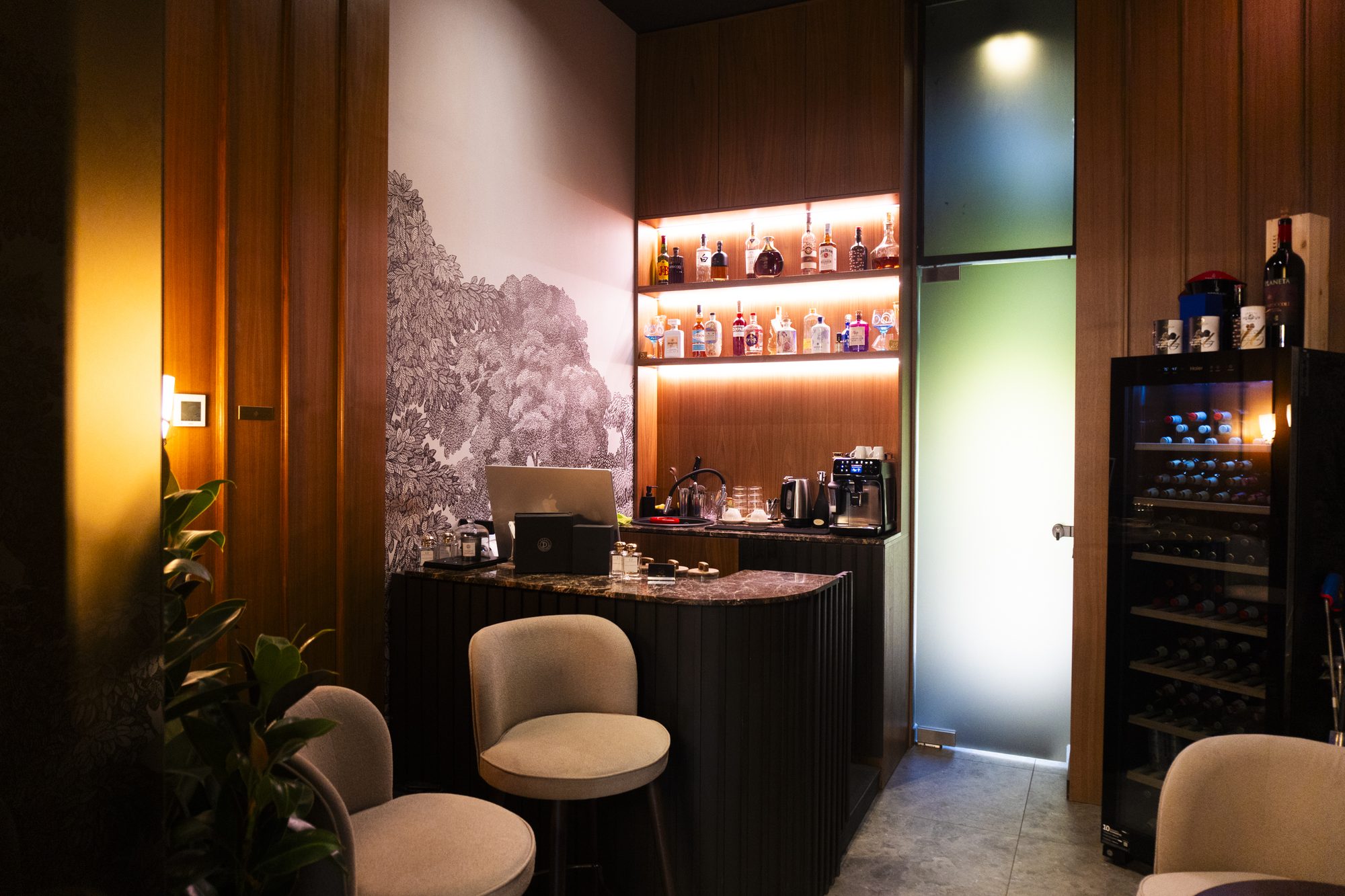 Angolo lounge con bar e poltroncine